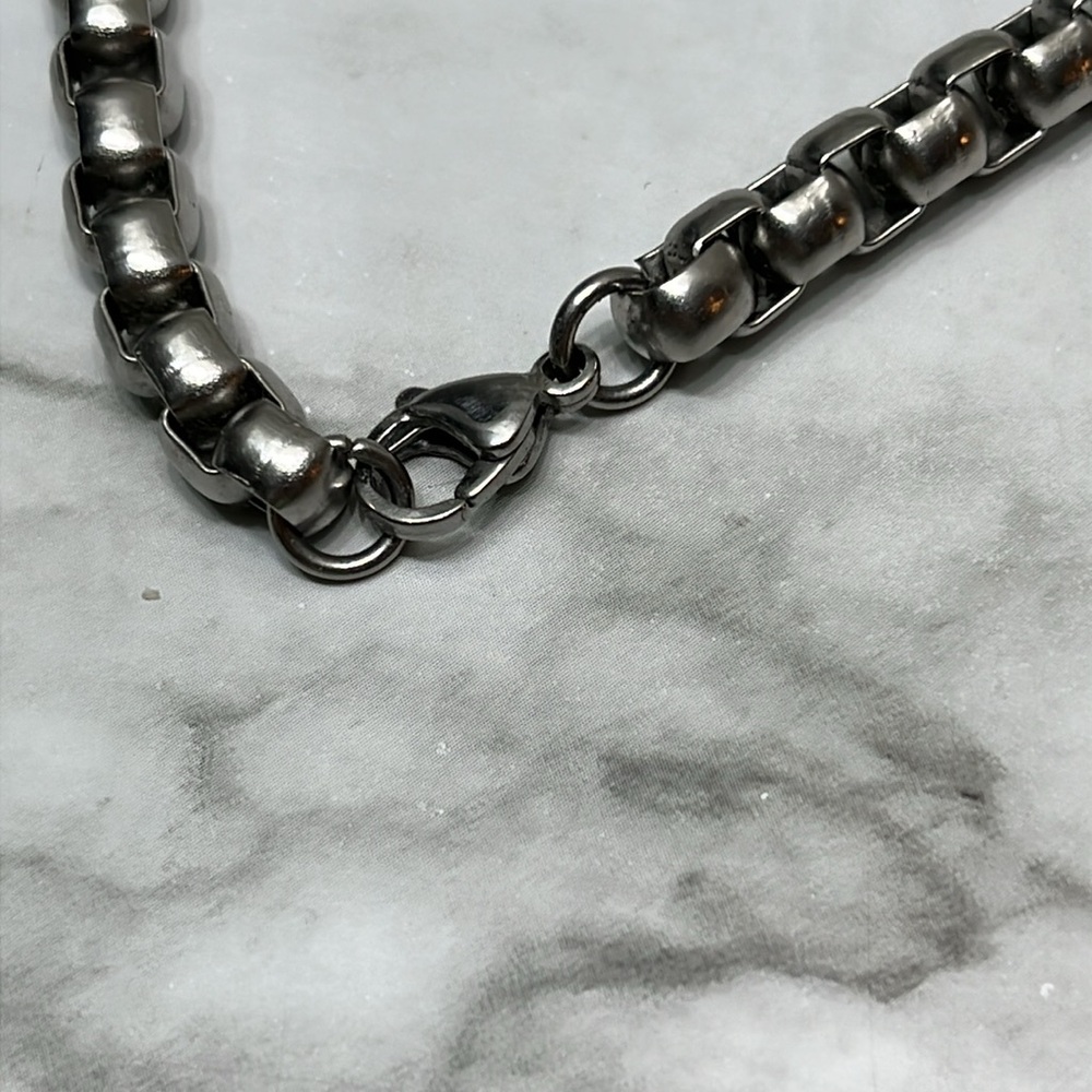 GUCCI STAINLESS STEEL PENDANT AND CHAIN. EUC - Picture 9 of 11